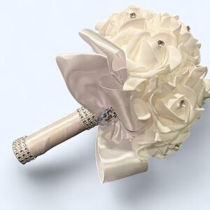 Elegant Cream Rose Bouquet with Rhinestone Accents